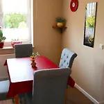 Familienfreundliche Haushaelfte In Casa de Férias