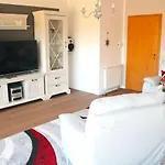 Casa de Férias Familienfreundliche Haushaelfte In Alt Bukow