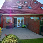 Familienfreundliche Haushaelfte In Alt Bukow