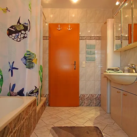 Casa de Férias Familienfreundliche Haushaelfte In Alt Bukow